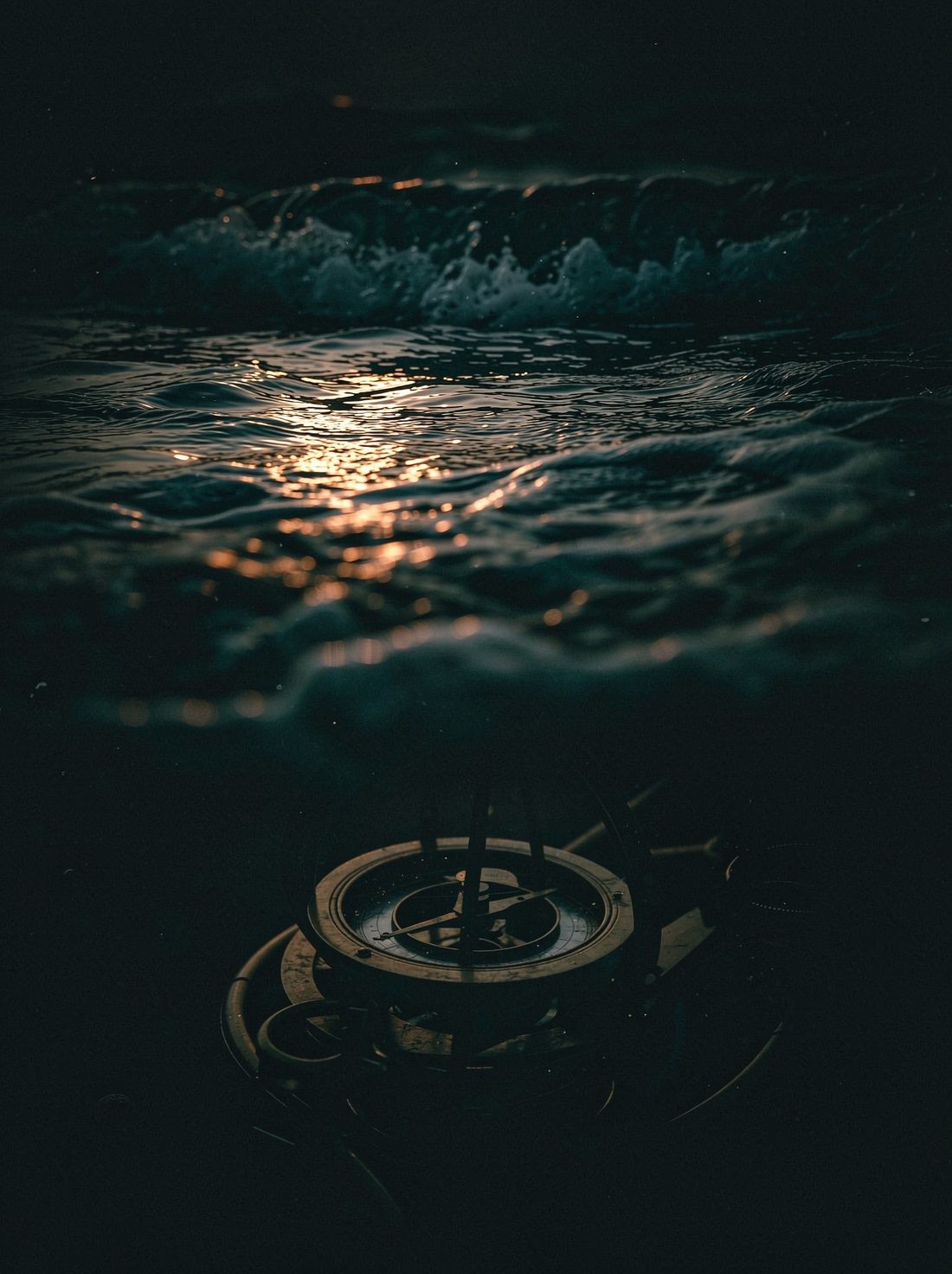 暗色海面与复古航海仪器，首案《潮信》的视觉意象
